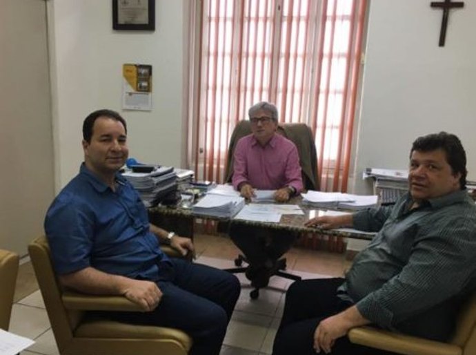 Prefeito discute planos com a Casal e luta para reabrir banco em Igaci