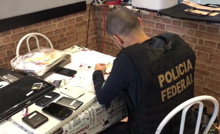 Policiais federais cumprem mandados de busca e apreensão em endereços dos investigados