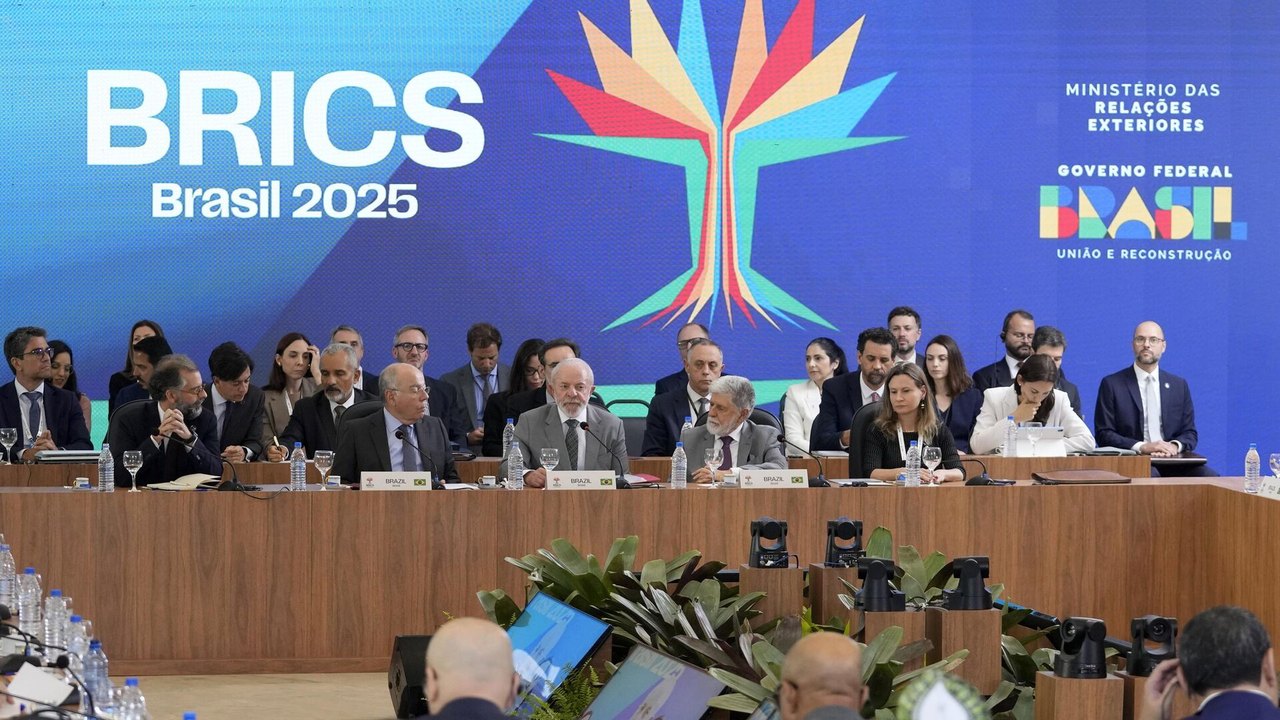 'Tradição diplomática' do Brasil pode contribuir com a institucionalização do BRICS, diz analista