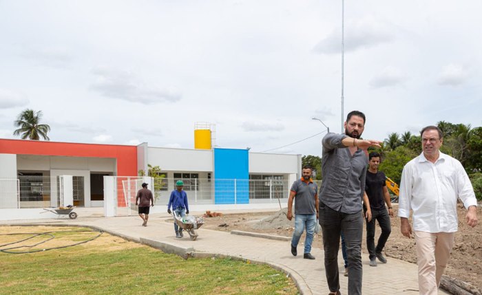 Prefeito Luciano Barbosa acompanha de perto as obras na comunidade Quiçaça