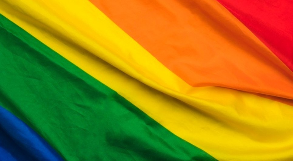 bandeira-de-arco-iris-babados-da-comunidade-lgbt_23-2148165391.jpg