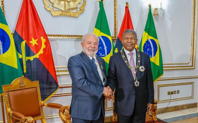 Lula recebe condecoração em Luanda