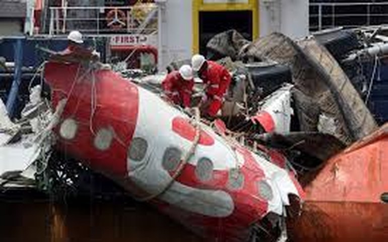 Indonésia encerra buscas pelos 56 desaparecidos no avião da AirAsia