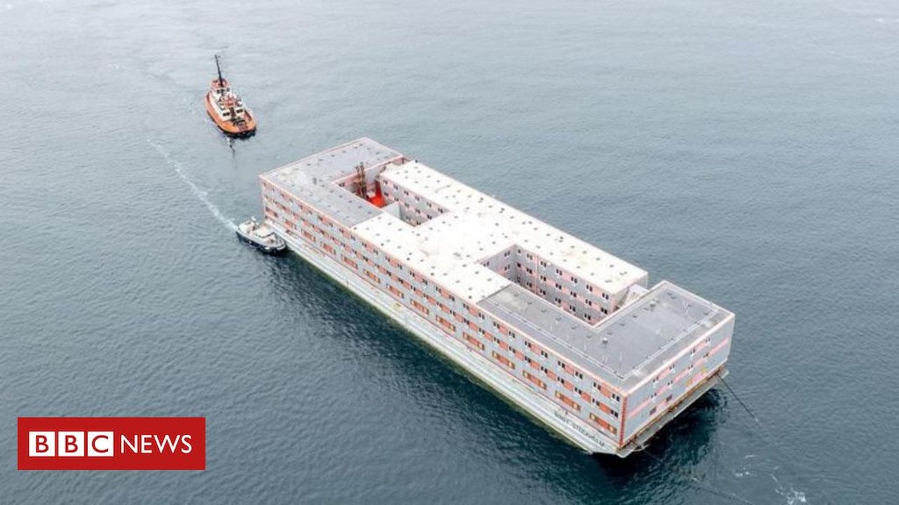 'Bibby Estocolmo', prisão flutuante em que o Reino Unido quer abrigar migrantes ilegais, chega ao porto
