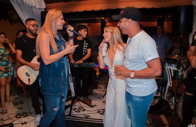 "Furacão do Sertanejo", cantora Yara Vellasco une casal e canta na festa de noivado