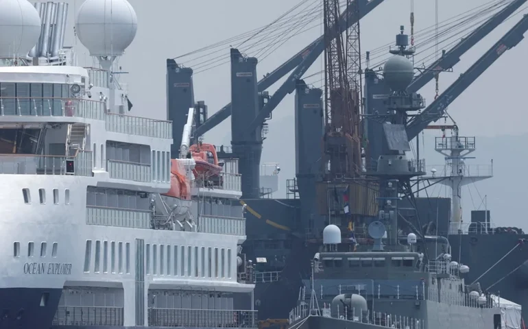 Navio de guerra iraniano de 94 metros tomba e pode ficar seis meses inativo