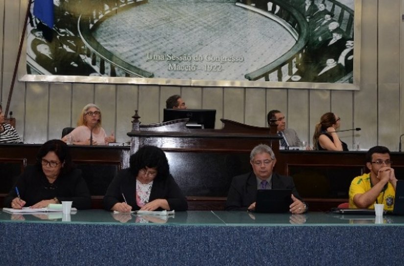 Secretária presta contas em audiência na Assembleia Legislativa