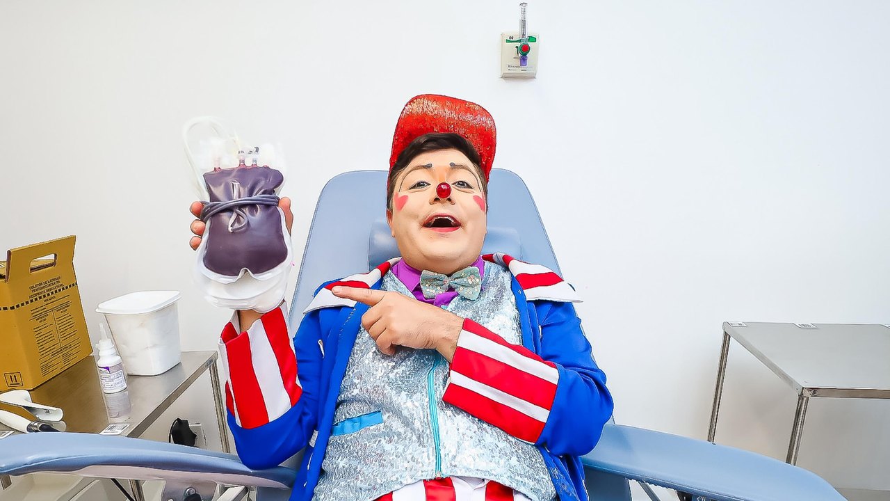 Artistas do Circo Americano realizam doação de sangue e apresentação para usuários do Hemoal