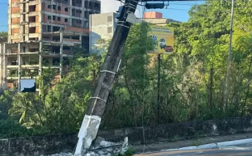 Perigo: Caminhão perde controle e colide com poste na Avenida Rotary