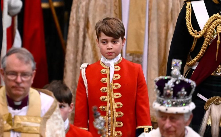 Príncipe George convenceu o avô, rei Charles III, a mudar regra da coroação por temer bullying