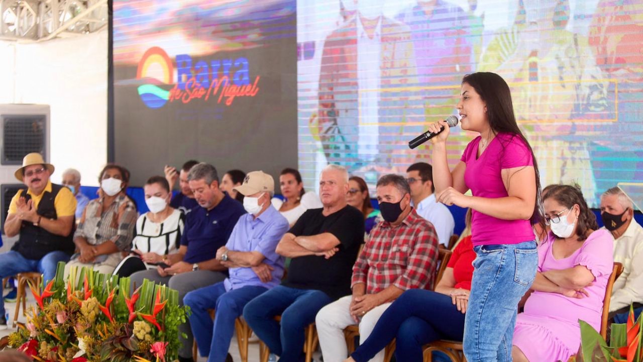 Gabriela e Gilberto Gonçalves prestigiam entrega de Ginásio na Barra de São Miguel ao lado de Arthur e Benedito de Lira