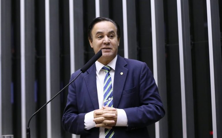 Suplente Adilson Barroso assume vaga de Carla Zambelli na Câmara