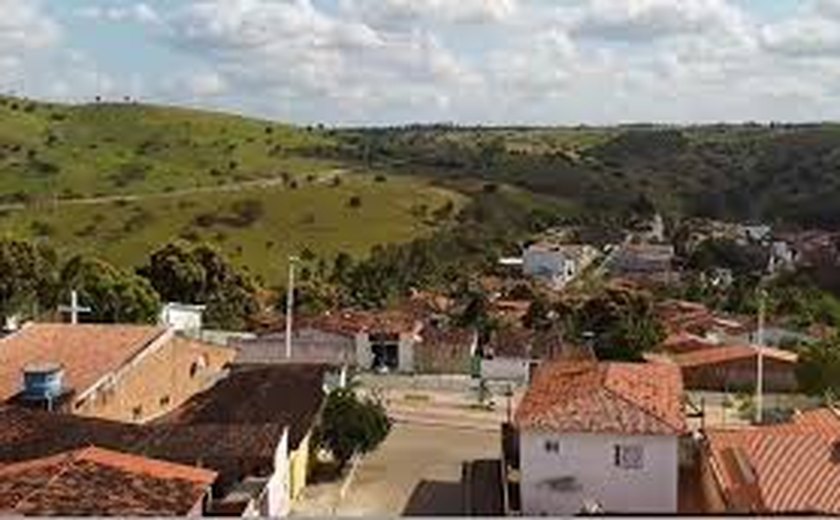 Mulher ameaça filha com foice por ciúmes do companheiro em Limoeiro de Anadia