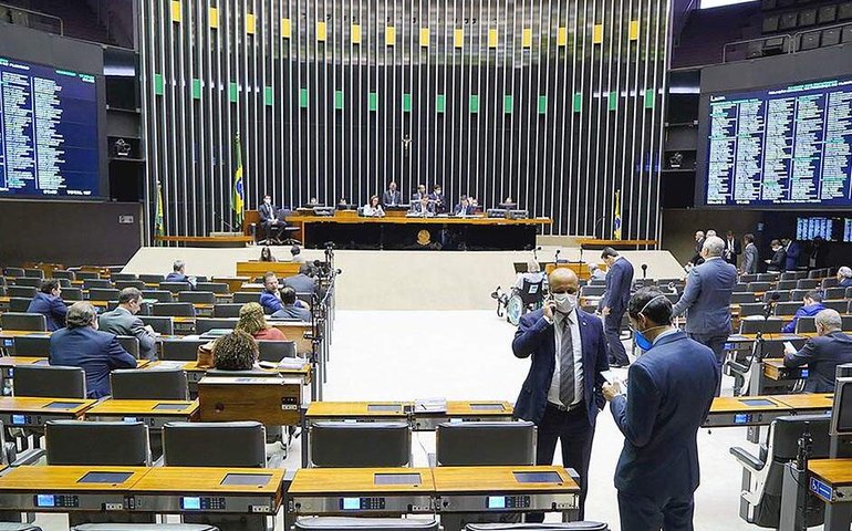 Bolsas de NY fecham sem direção única, mas com novo recorde da Nasdaq