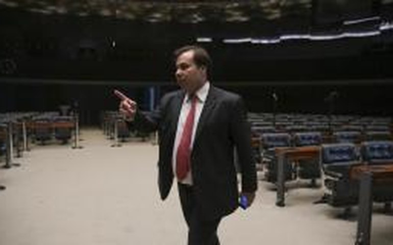 Presidente em exercício, Rodrigo Maia sanciona Orçamento de 2017 sem vetos