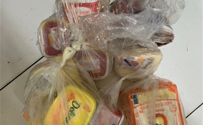 Foram apreendidos produtos impróprios para consumo alimentar, uso doméstico e higiene pessoal