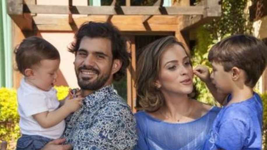 Juliano Cazarré sobre filhos: 'troco fralda, brinco e dou bronca'