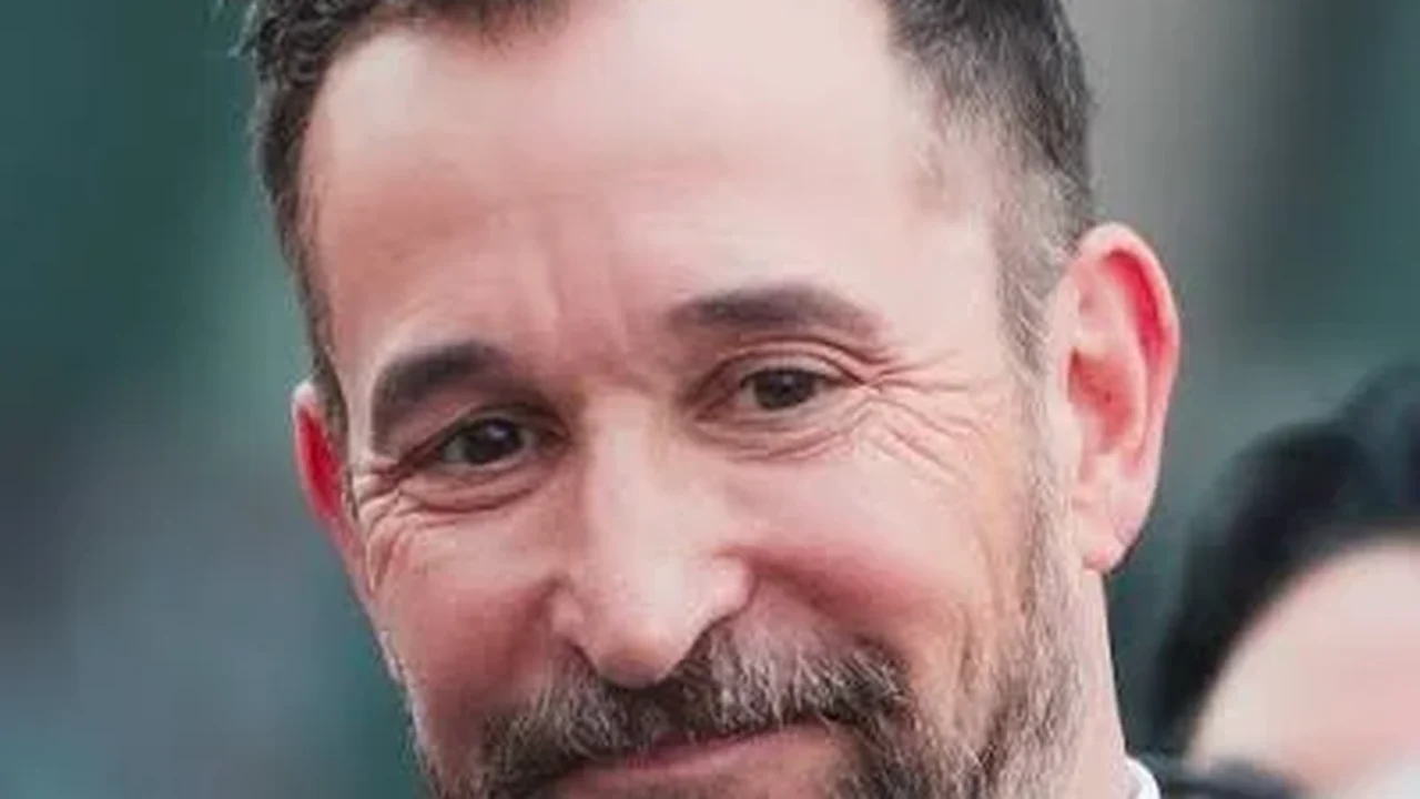 Quem é Noah Wyle, eleito o homem mais sexy de 2026 pela revista