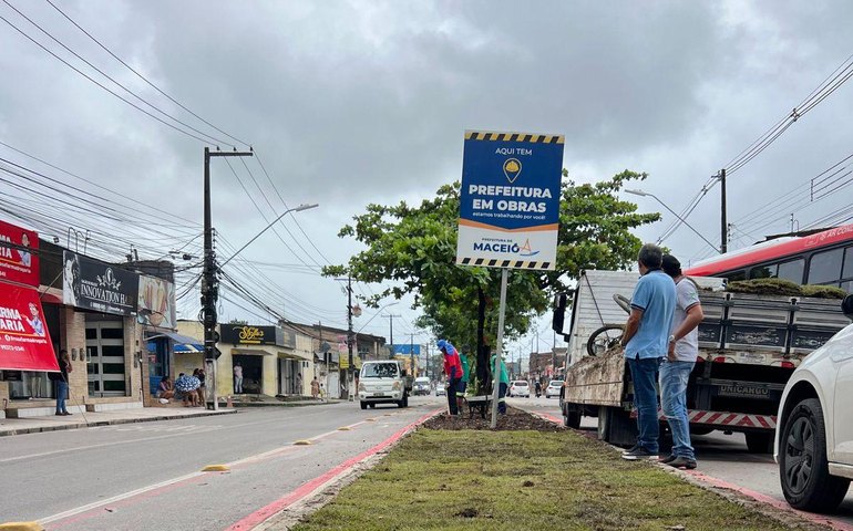 Canteiro da avenida principal do Benedito Bentes II recebe serviços de paisagismo