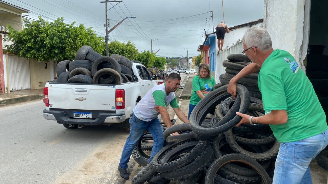 Meio Ambiente de Anadia recolhe cerca de 10 toneladas de pneus inservíveis