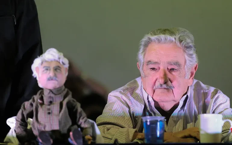 Pepe Mujica anuncia que está com câncer no esôfago