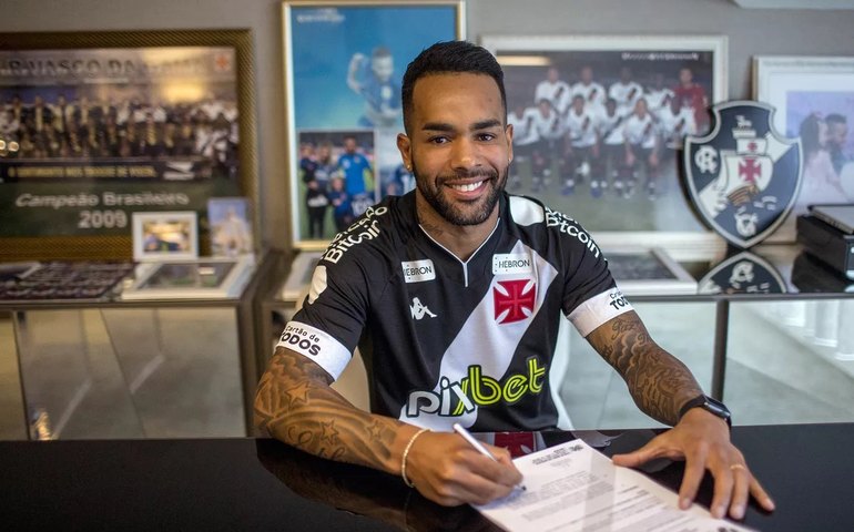Alex Teixeira faz juras de amor ao Vasco em apresentação: ‘Quero levá-lo à elite’