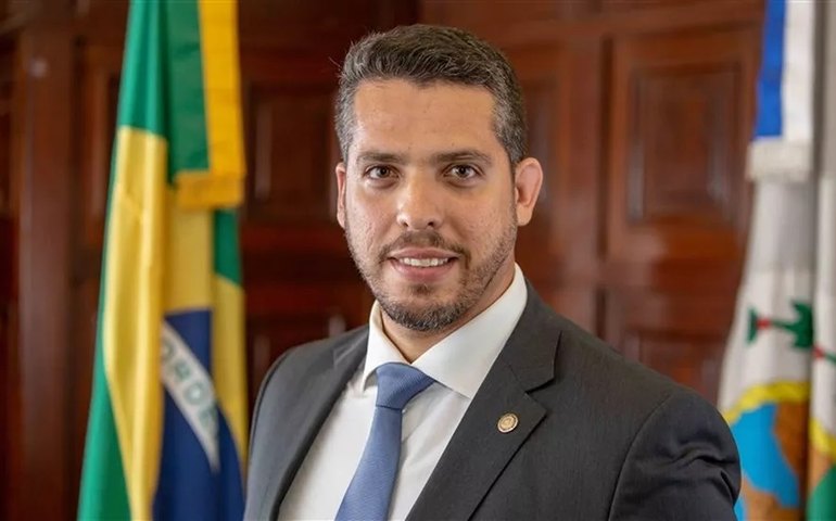 Deputado bolsonarista que quebrou placa de Marielle é denunciado