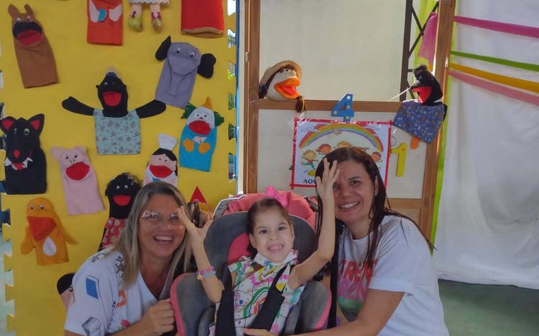 Aos 6 anos, aluna da rede municipal com paralisia cerebral dá exemplo de superação