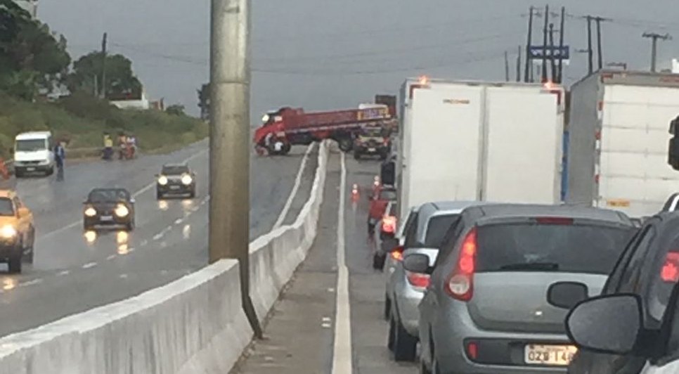 caminhão colide na mureta / Foto: Internauta