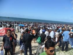 Centenas desceram as águas batismais na Praia de Pajuçara