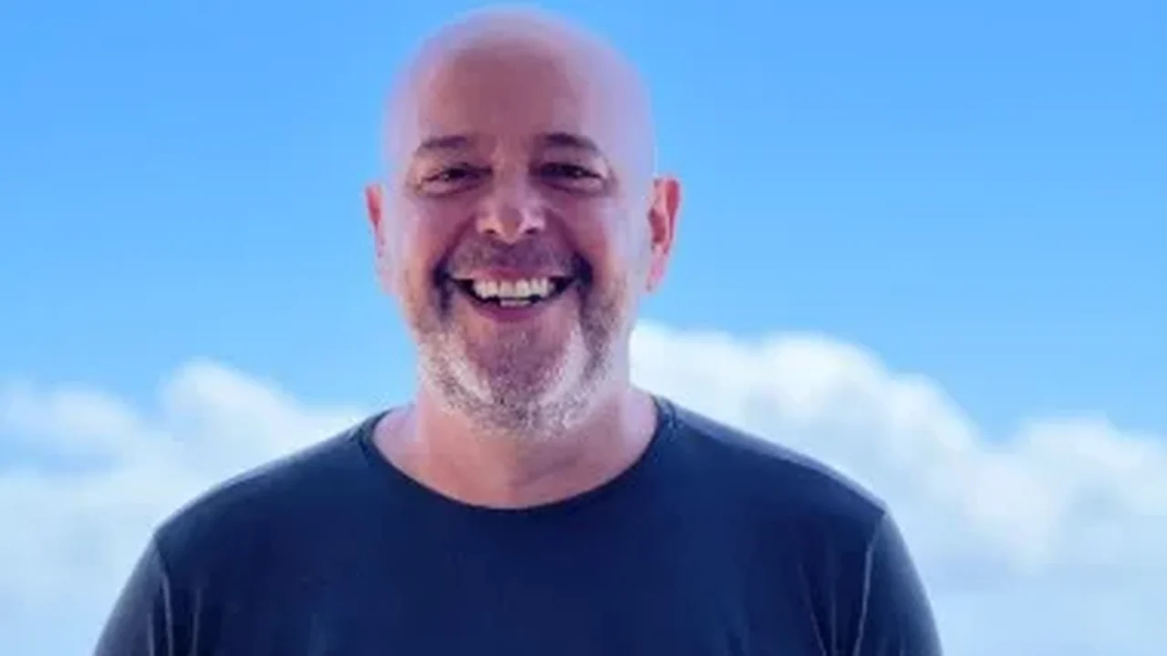 Alex Escobar se pronuncia após mal-estar ao vivo: 'Estou bem e falando direito'
