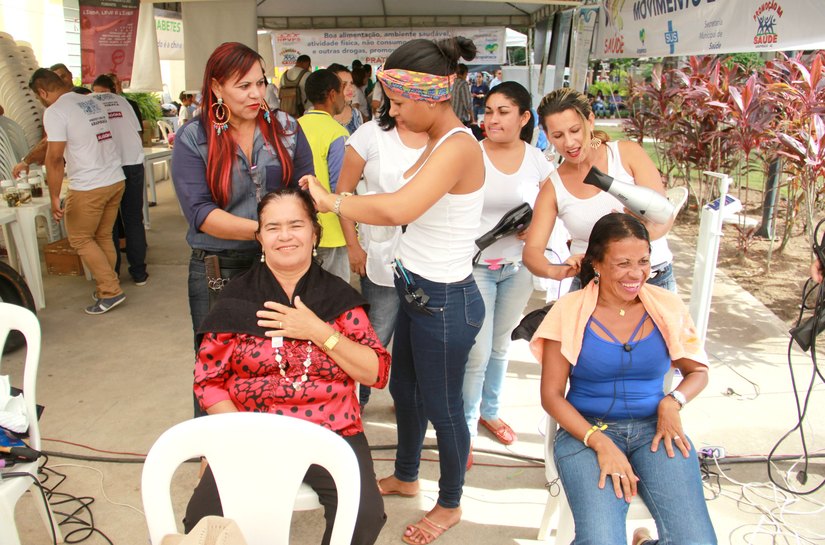 Arapiraca: “Prefeitura Com o Povo” leva serviços de beleza ao público feminino
