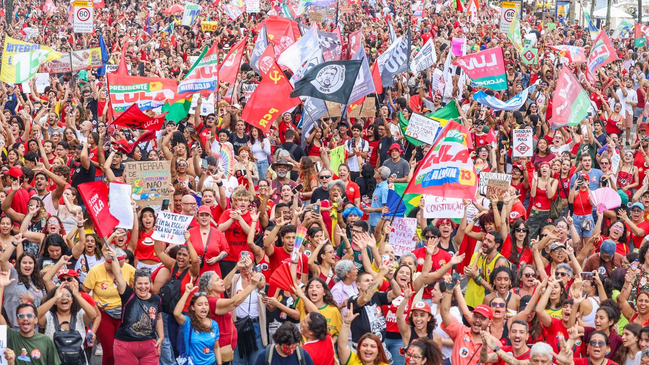 Milhares ocupam Copacabana em ato pela democracia e em apoio a Lula