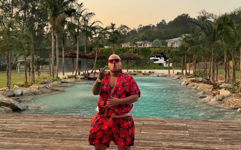 MC Ryan SP comemora lançamento de novo álbum com fogos de artifício dentro de casa; vídeo