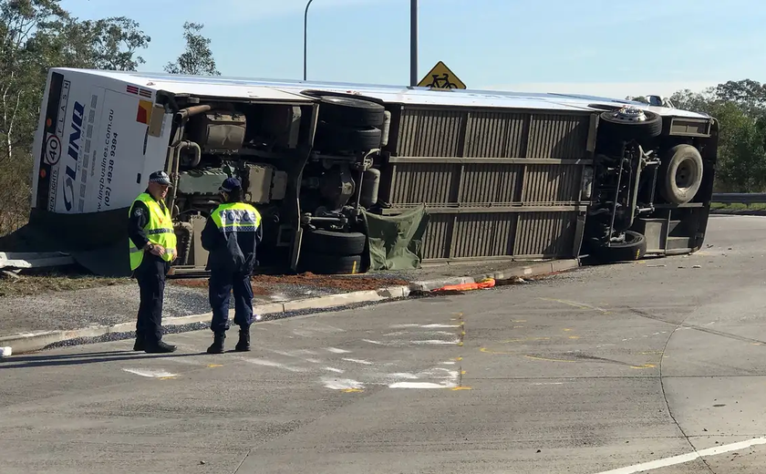 Ônibus com 46 passageiros capota em Santa Catarina