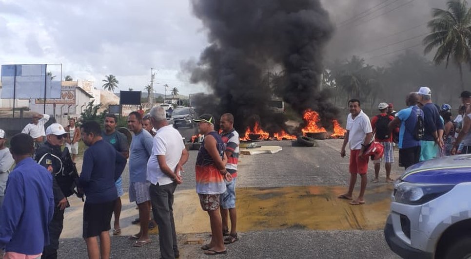 Manifestantes bloqueiam trecho da SE-100 com pneus incendiados em Itaporanga D'Ajuda / Foto: Foto: BPRv/SE