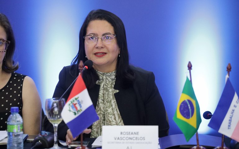 Secretária Roseane Vasconcelos debate financiamento da Educação em reunião do Consed
