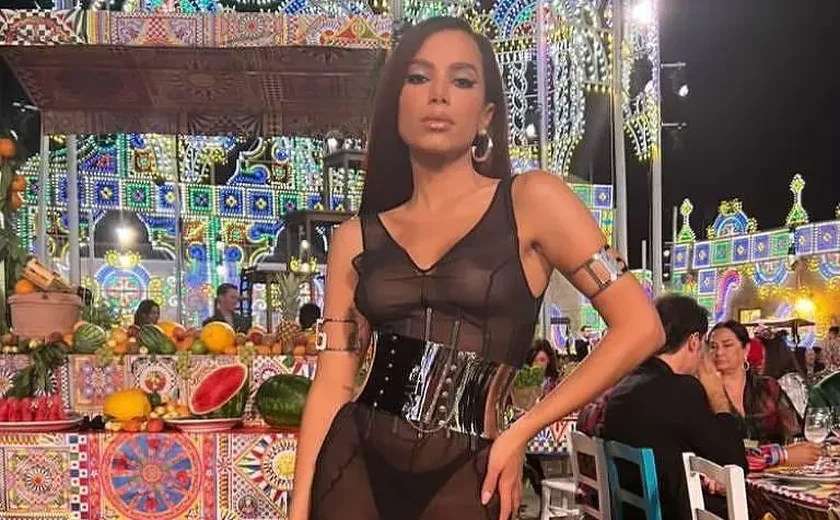 Anitta usa vestido transparente em desfile de loja na Itália; veja video