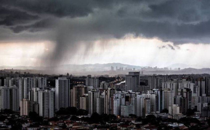 Chove forte na capital paulista na tarde desta quinta-feira