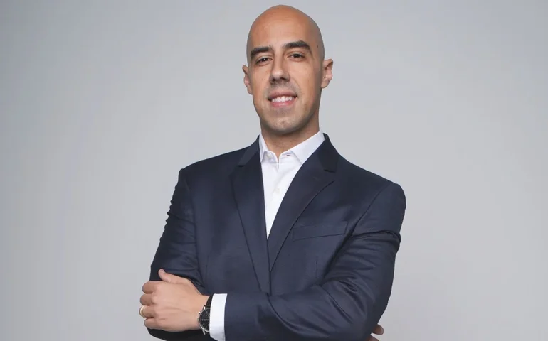 O risco do enfraquecimento institucional e a erosão silenciosa da democracia