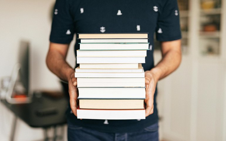 Fapeal e Edufal lançam edital para publicação de livros na Bienal 2025