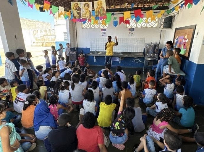 Ex-jogador de futebol motiva estudantes com palestra focada na preparação para Saveal