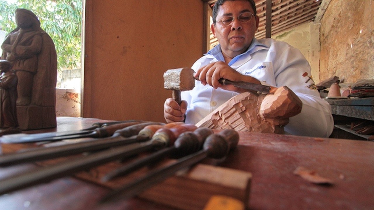 Mestre Claudeonor preserva a arte penedense de esculpir santos