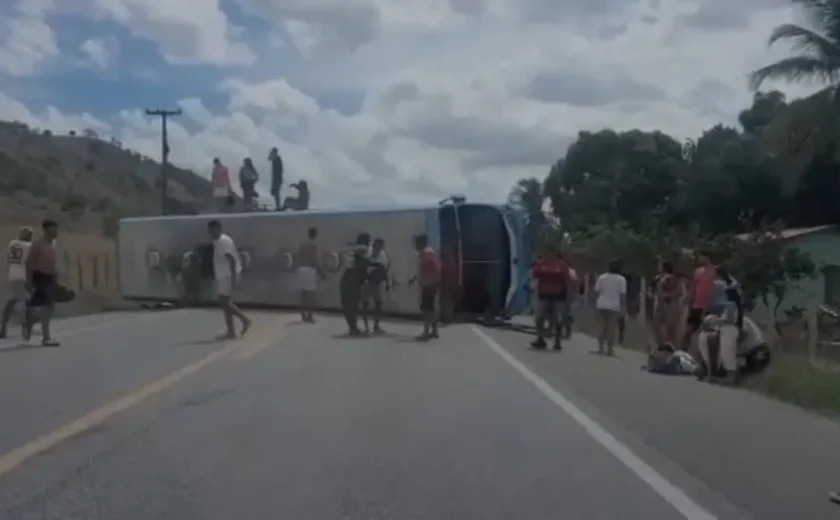 Colisão entre ambulância e ônibus deixa feridos na BR-316