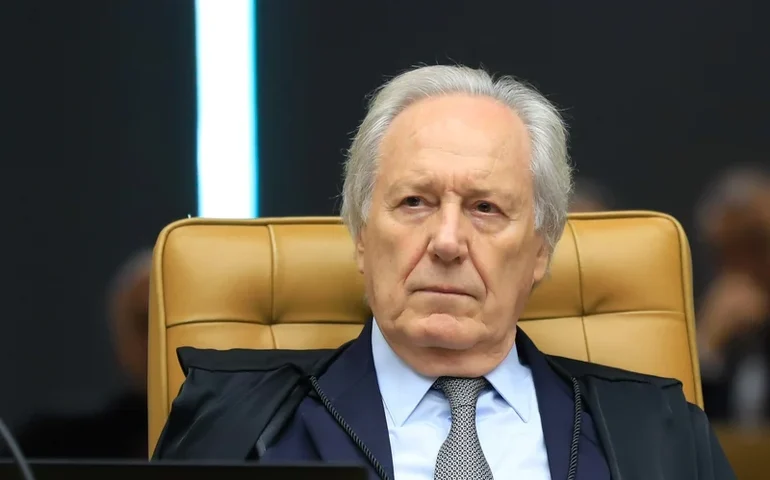 Deputados discutem e precisam ser contidos em audiência com Lewandowski