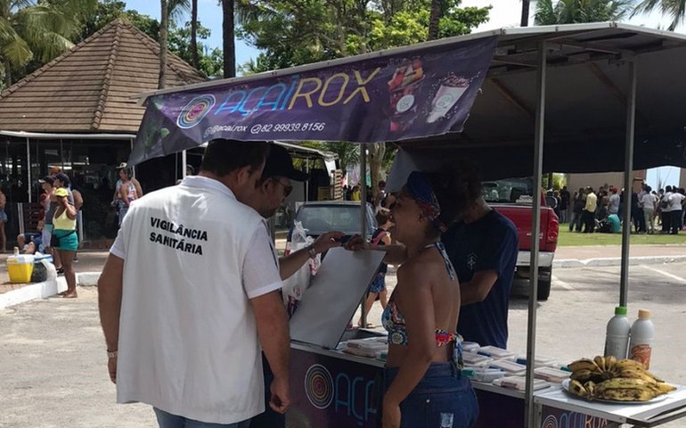 Vigilância Sanitária de Maceió fiscaliza comerciantes da orla nas prévias carnavalescas