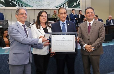 Desembargador Orlando Rocha recebe Comenda Tavares Bastos