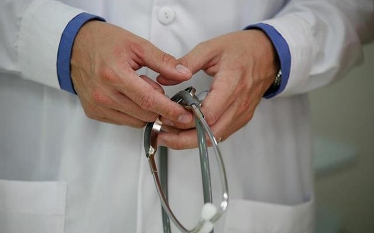 Com recém-nascido no bolso do jaleco, fisioterapeuta faz 'dancinha' em maternidade de SC