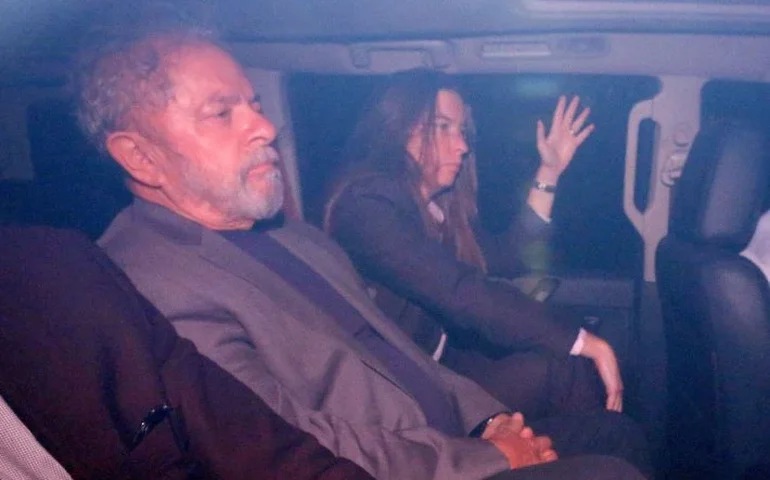 Lula paga o preço por casos de corrupção no país, diz presidente do PT sobre queda de popularidade