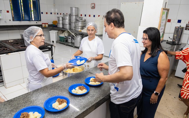 Em visita à escola Princesa Isabel, ministro da Educação destaca Programa Pé de Meia, inspirado no Cartão Escola 10, do Governo de Alagoas
